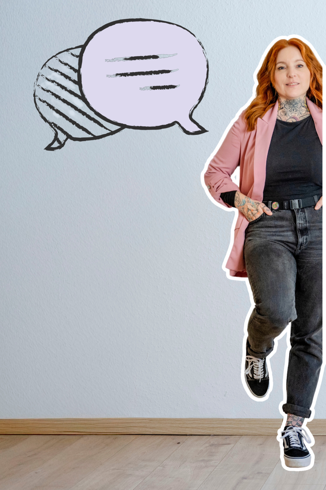 System Beratung Manuela Becker, Beraterin, lehnt locker an einer weißen Wand. Neben ihr sind im Comicstil zwei Sprechblasen mit Streifen als Inhalt zu sehen.